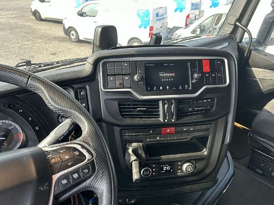 Vehicle image 12 / 14