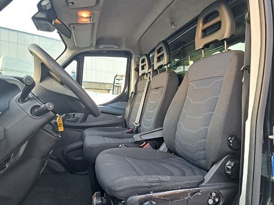 Vehicle image 13 / 16