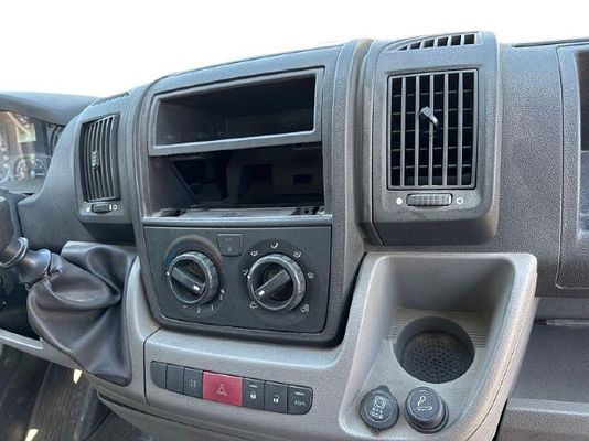 Vehicle image 11 / 12