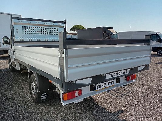 Vehicle image 3 / 4
