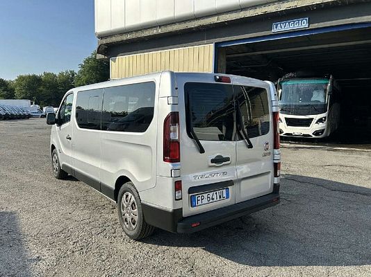 Vehicle image 10 / 15