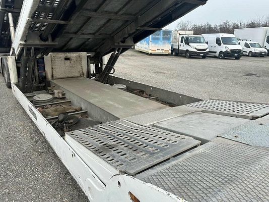 Vehicle image 18 / 24
