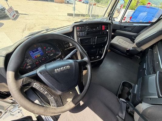 Vehicle image 9 / 15