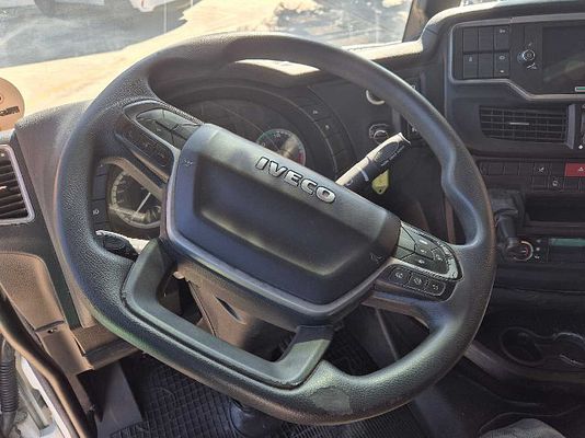 Vehicle image 8 / 9