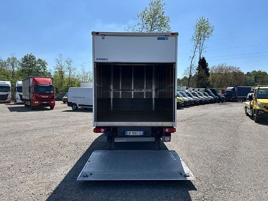 Vehicle image 9 / 14