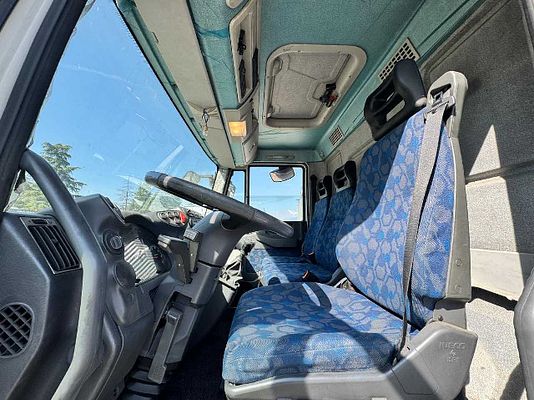 Vehicle image 11 / 13