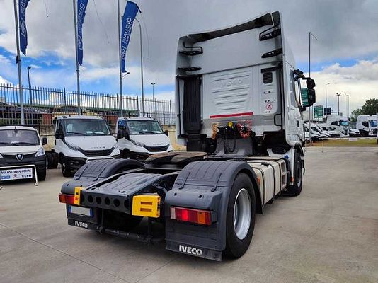 Vehicle image 3 / 12