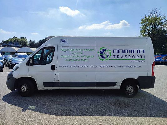 Vehicle image 2 / 8