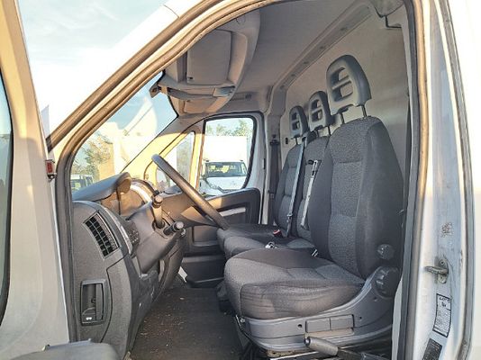 Vehicle image 10 / 12
