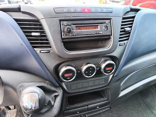 Vehicle image 8 / 9