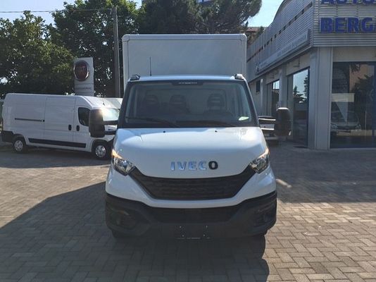 Vehicle image 3 / 9