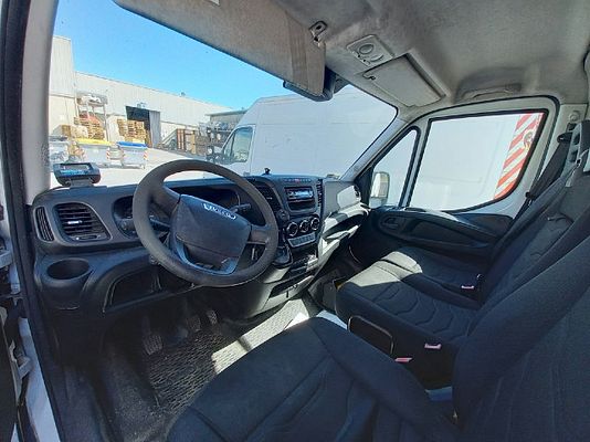 Vehicle image 2 / 4