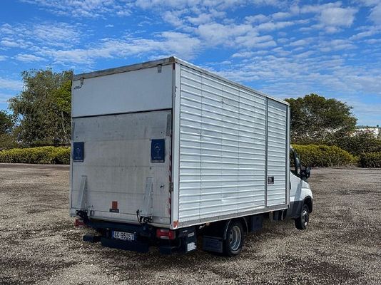 Vehicle image 8 / 15