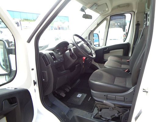 Vehicle image 9 / 15