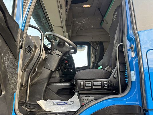 Vehicle image 8 / 15