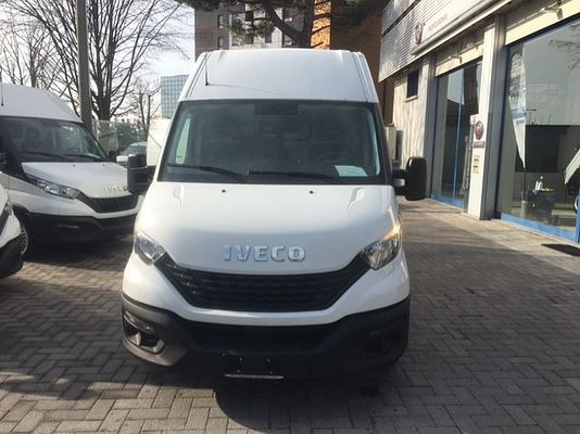 Vehicle image 2 / 10