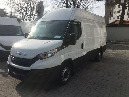 Vehicle image 3 / 10