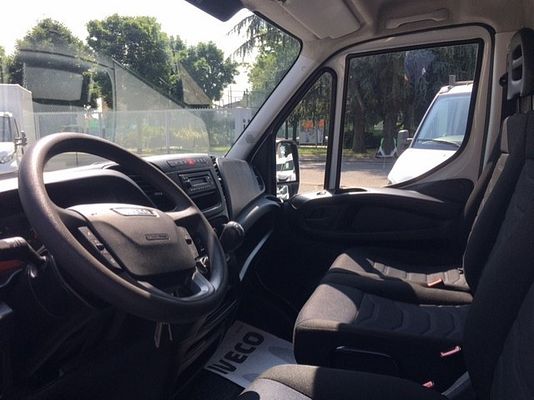 Vehicle image 8 / 9