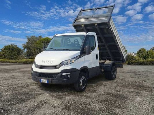 Vehicle image 1 / 15