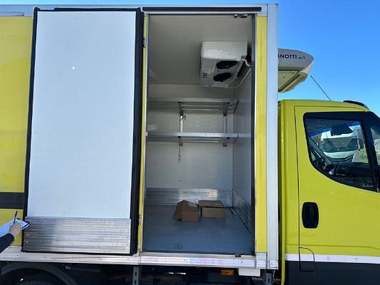 Vehicle image 5 / 17