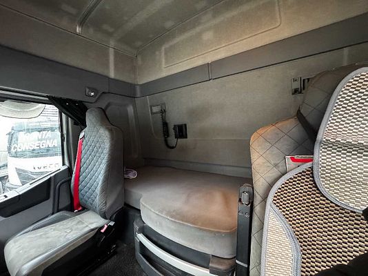Vehicle image 7 / 9