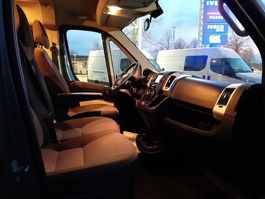 Vehicle image 8 / 14