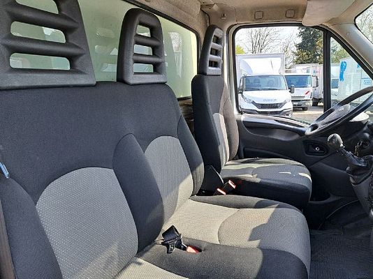 Vehicle image 3 / 19