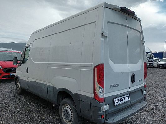 Vehicle image 4 / 5