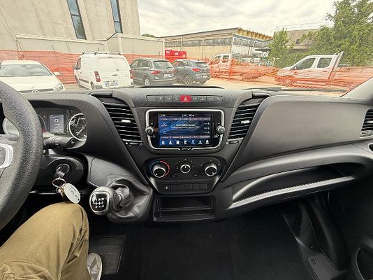 Vehicle image 18 / 19