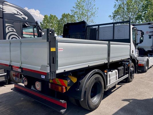 Vehicle image 3 / 5