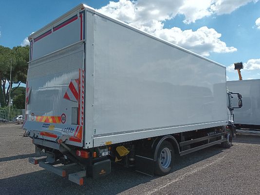 Vehicle image 2 / 5