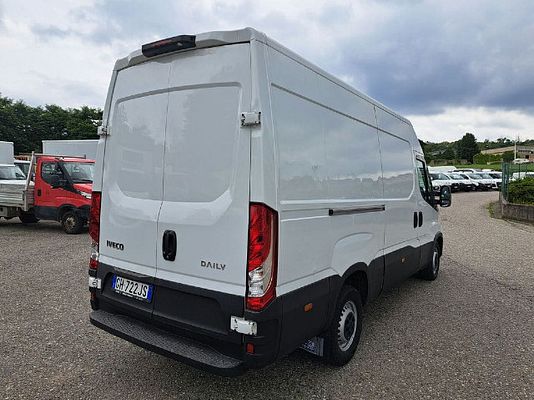 Vehicle image 8 / 16