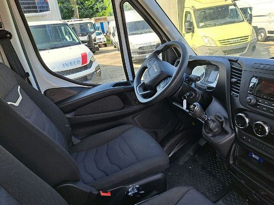 Vehicle image 5 / 15