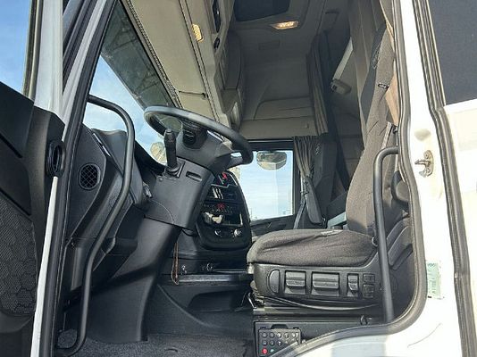 Vehicle image 10 / 14
