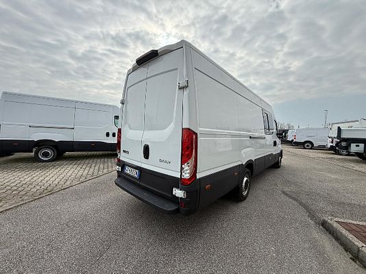 Vehicle image 6 / 15