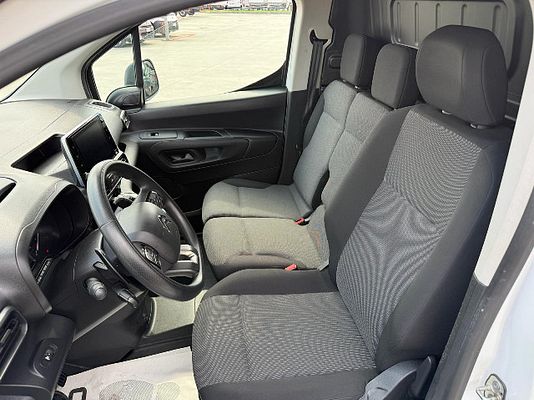 Vehicle image 3 / 16