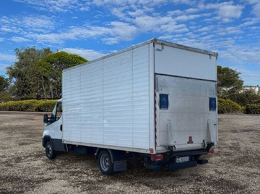 Vehicle image 11 / 15