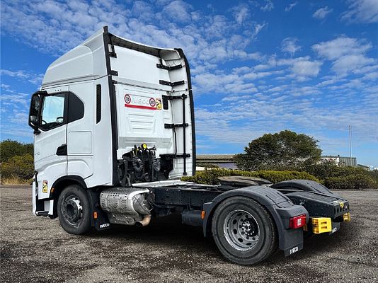 Vehicle image 6 / 16