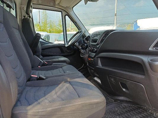 Vehicle image 10 / 13