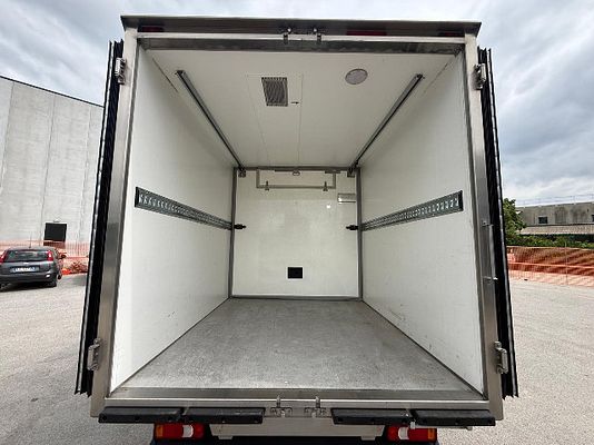 Vehicle image 10 / 19