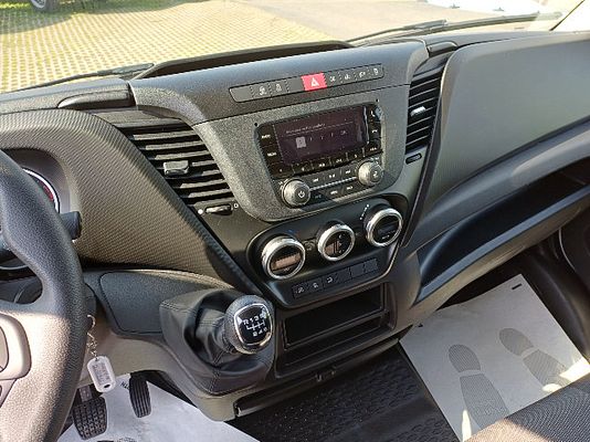 Vehicle image 9 / 12