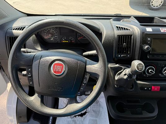 Vehicle image 4 / 12