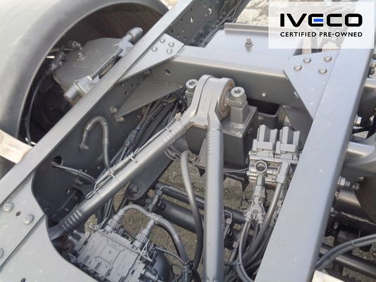 Vehicle image 13 / 15