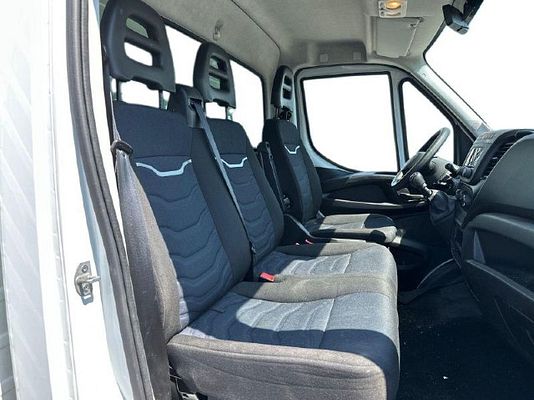 Vehicle image 4 / 15