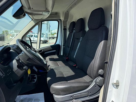 Vehicle image 3 / 12