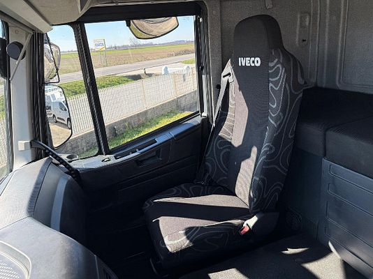 Vehicle image 7 / 18