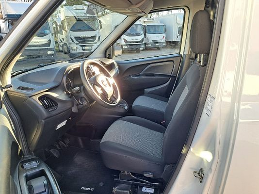 Vehicle image 9 / 12
