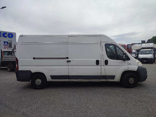 Vehicle image 4 / 8