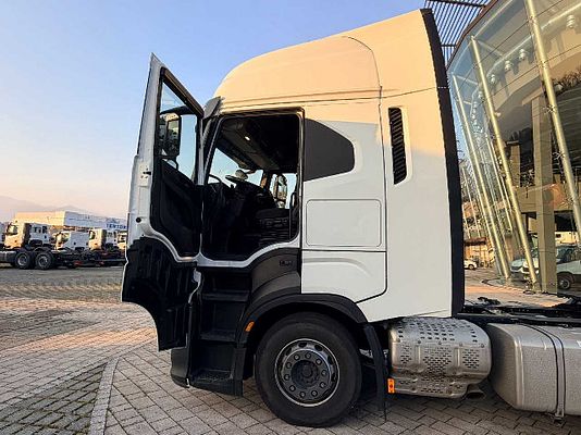 Vehicle image 6 / 16