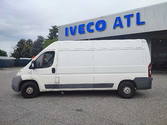 Vehicle image 2 / 8